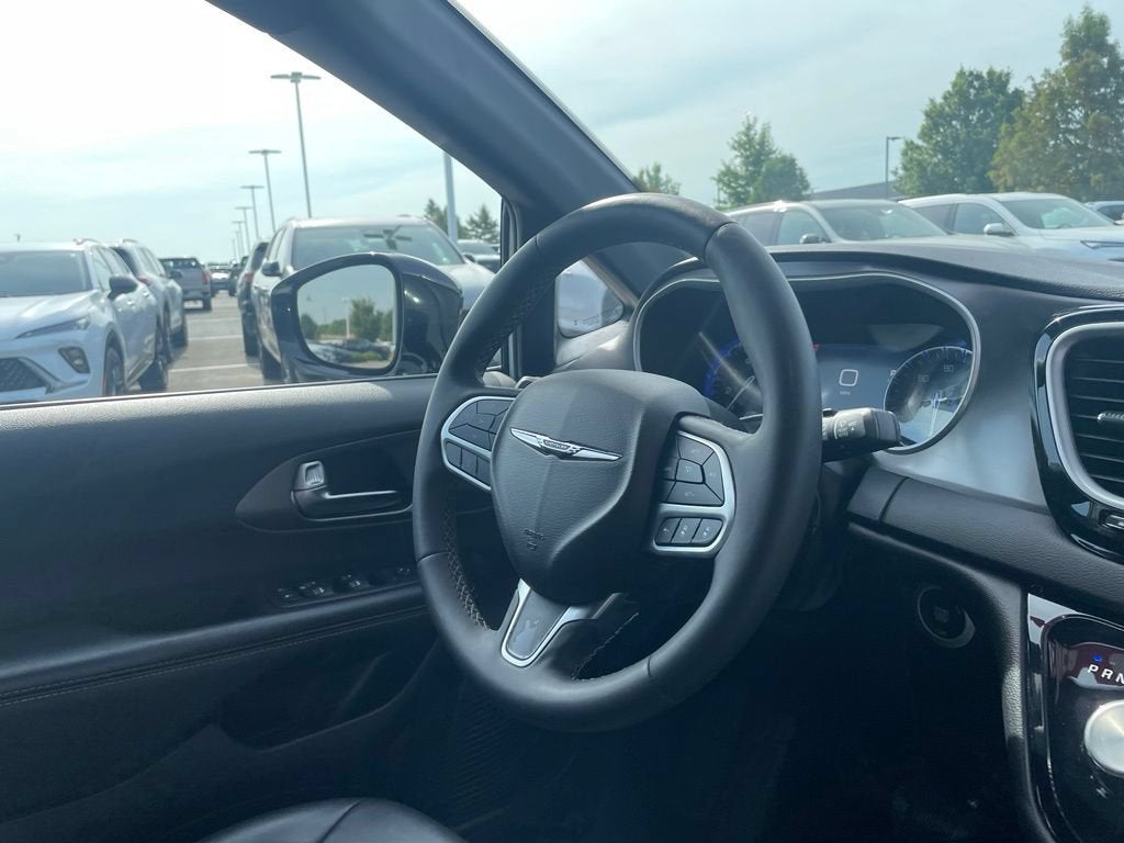 2025 Chrysler Pacifica Select