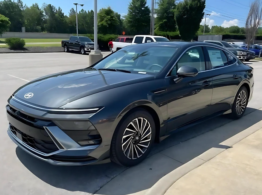 2024 Hyundai Sonata Hybrid for sale at Crain Hyundai Fayetteville